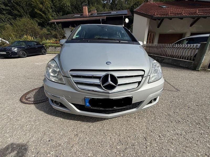 Silber Gebraucht 2010 Mercedes B180 Van / Kleinbus | 5.800 € (Fairer Preis) - Bild 1/4