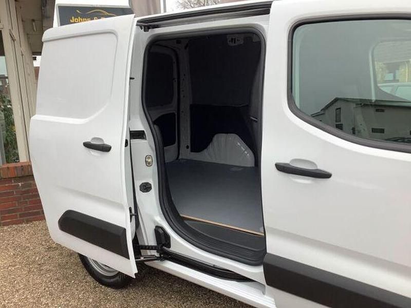 Gebraucht Peugeot Partner 102 PS (75 kW) 2024 Lackierung weiss icy/typ ausse Van / Kleinbus