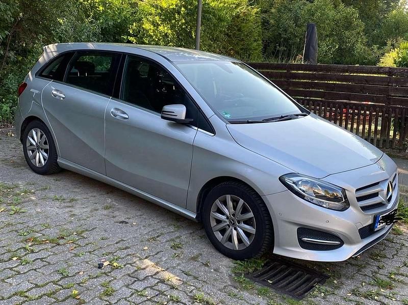 Silber Gebraucht 2018 Mercedes B180 Edition Van / Kleinbus | 14.000 € (Guter Preis) - Bild 1/4