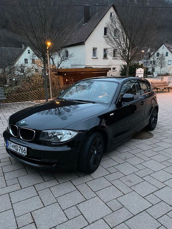 Schwarz Gebraucht 2010 BMW 118 Sport Line Kleinwagen | 6.000 € (Etwas zu teuer) - Bild 1/4