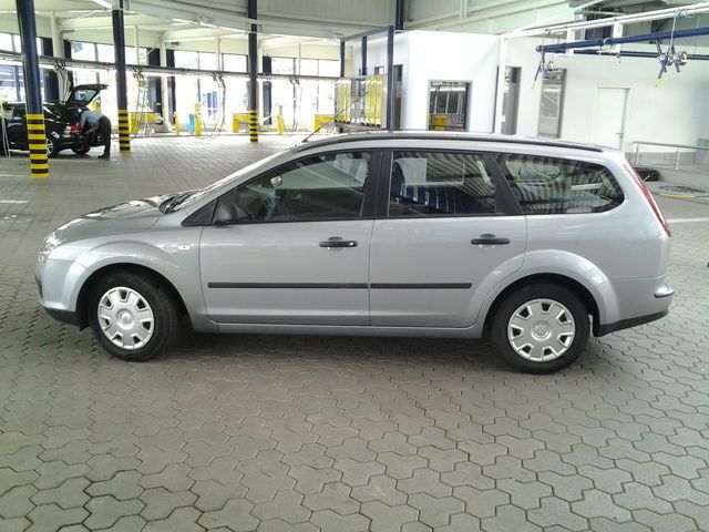 Gebraucht Ford Focus Trend 101 PS (74 kW) 2005 Grau Kombi