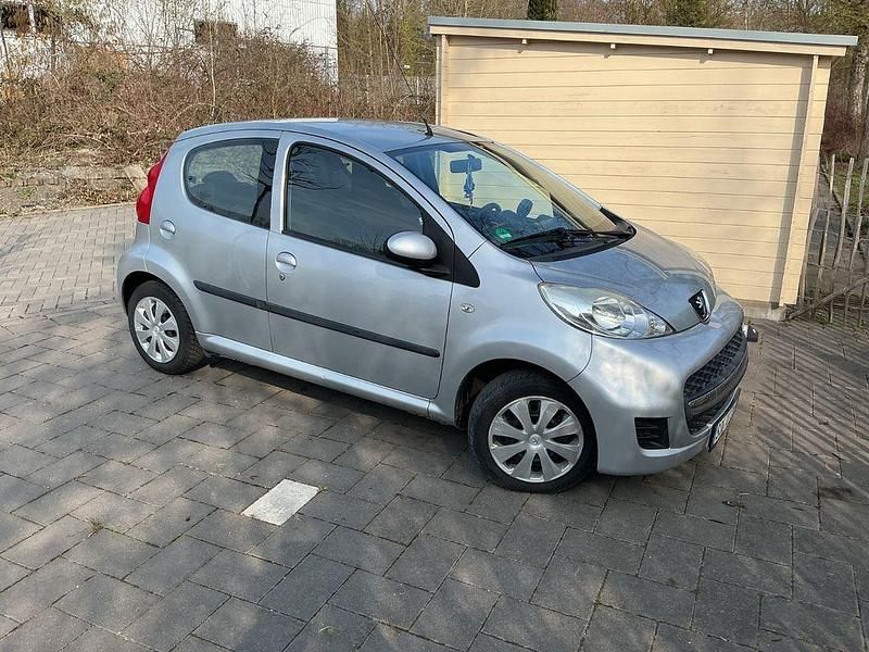 Gebraucht Peugeot 107 Access 68 PS (50 kW) 2012 Silber Kleinwagen