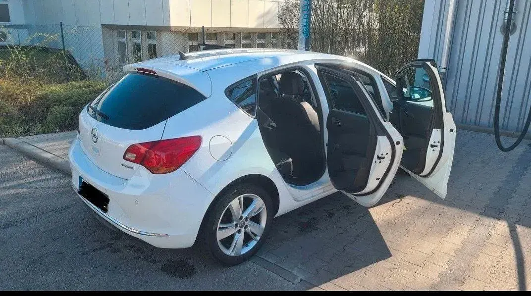 Gebraucht Opel Astra 140 PS (102 kW) 2015 Weiß Limousine