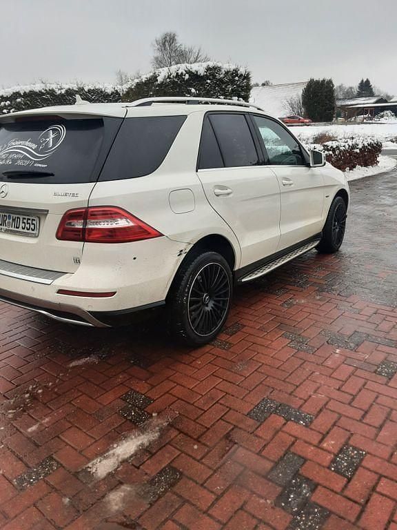 Gebraucht Mercedes ML250 Edition 1 204 PS (150 kW) 2012 Weiß SUV
