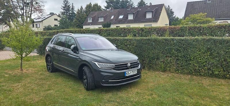 Grau Gebraucht 2022 VW Tiguan Active SUV | 26.000 € (Fairer Preis) - Bild 1/4