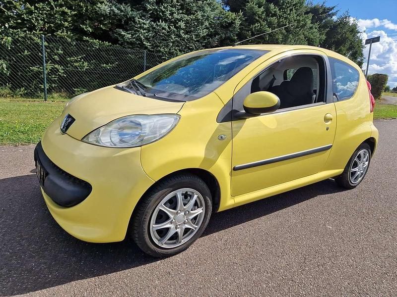 Gelb Gebraucht 2008 Peugeot 107 Filou Kleinwagen | 2.450 € (Fairer Preis) - Bild 1/4