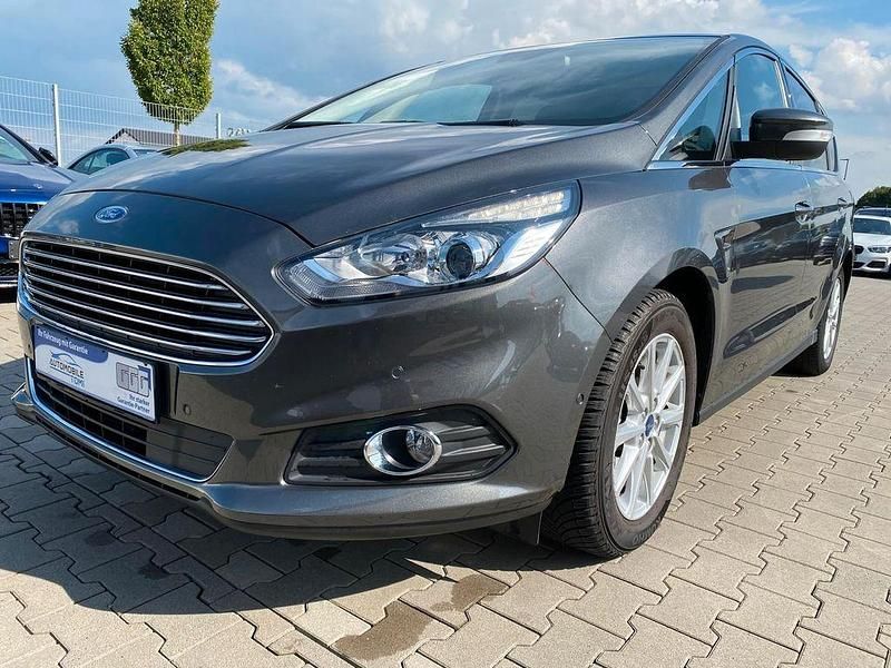 Grau Gebraucht 2016 Ford S-MAX Titanium Van / Kleinbus | 17.400 € (Guter Preis) - Bild 1/4