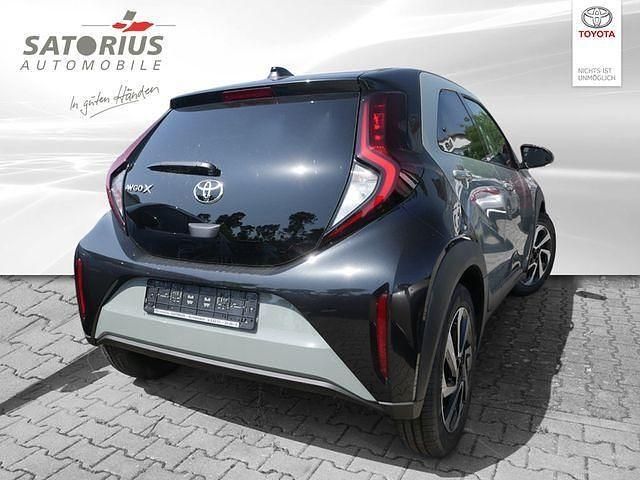 Neu Toyota Aygo X 72 PS (52 kW) 2025 Grün SUV