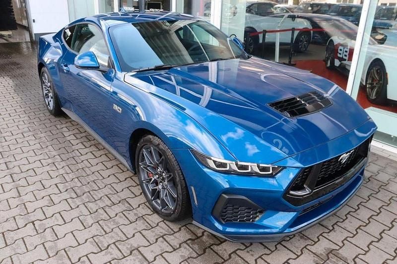 Neu Ford Mustang Fastback 446 PS (328 kW) 2026 Atlasblue metallic Coupé