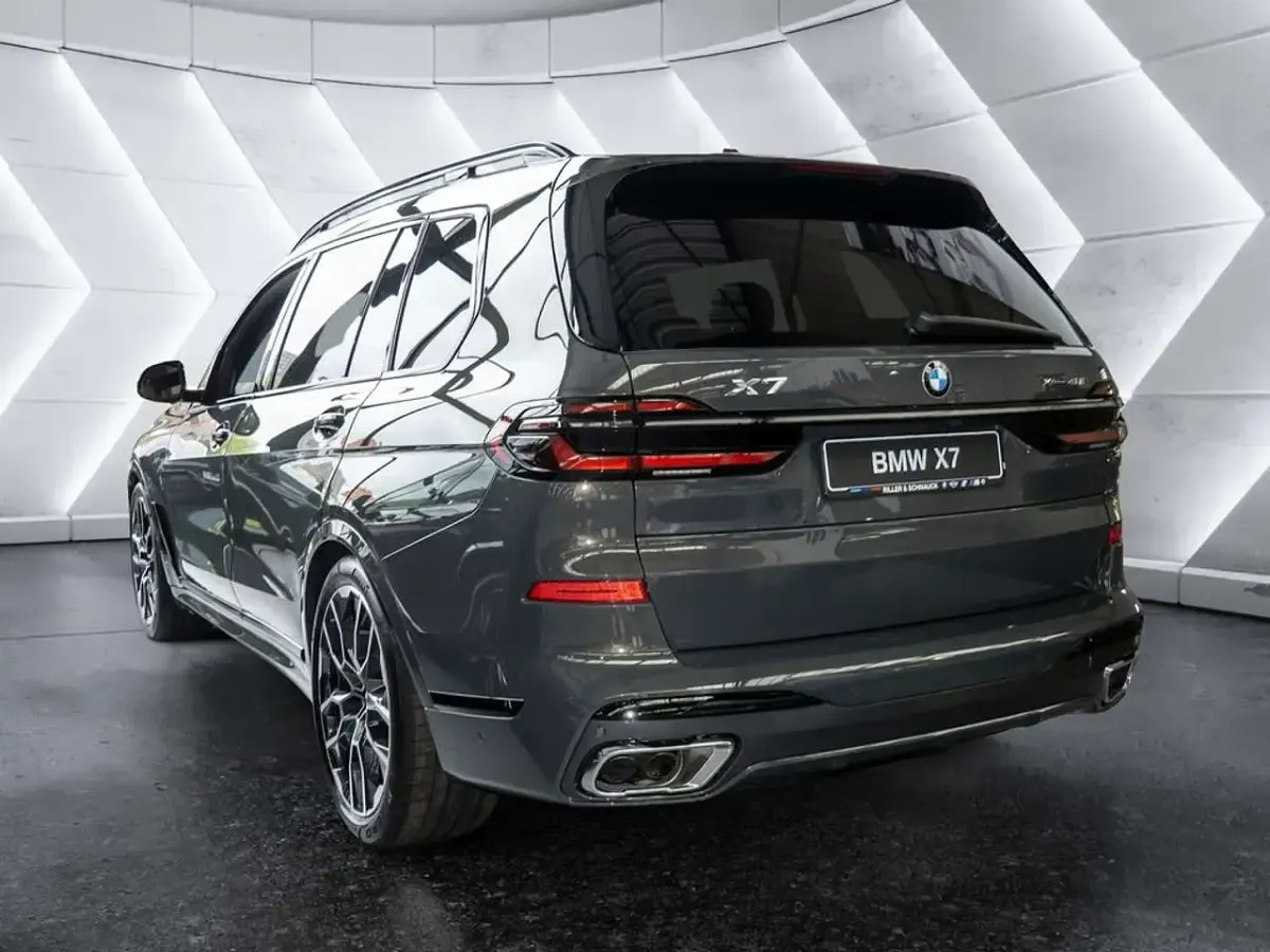 Neu BMW X7 M Sport 381 PS (280 kW) 2026 Grau SUV