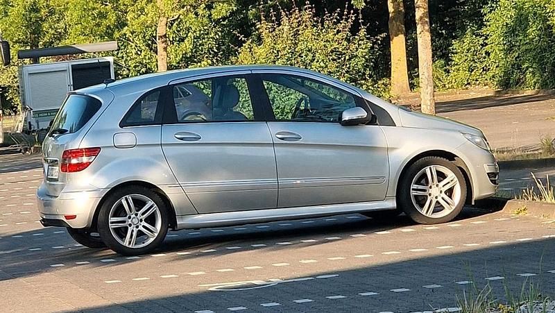Silber Gebraucht 2011 Mercedes B180 Van / Kleinbus | 4.500 € - Bild 1/4