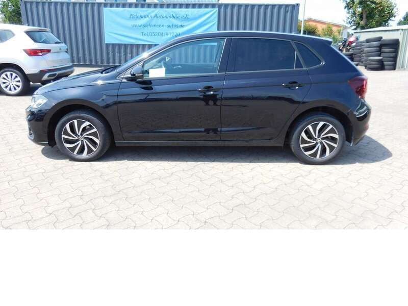 Deepblackperleffektmet c9x (schwarz)schwarz Gebraucht 2022 VW Polo Life Kleinwagen | 17.990 € (Superpreis) - Bild 1/4