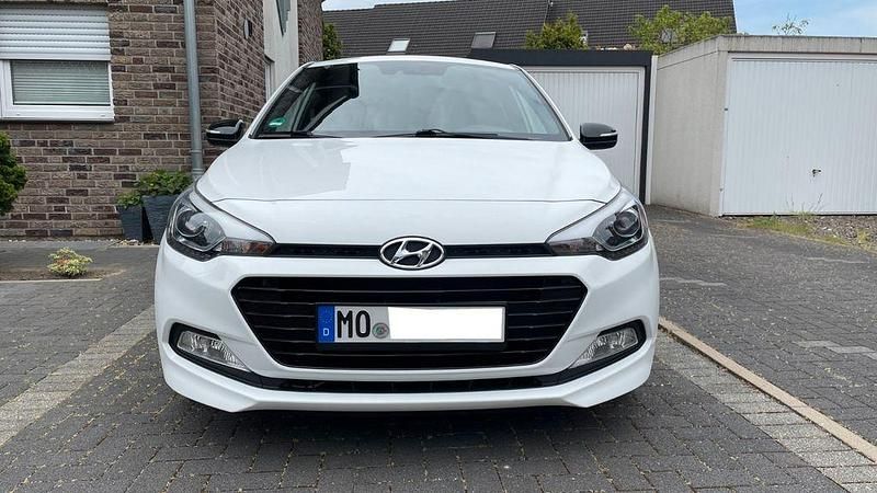 Gebraucht Hyundai i20 Passion Plus 84 PS (61 kW) 2018 Weiß Limousine
