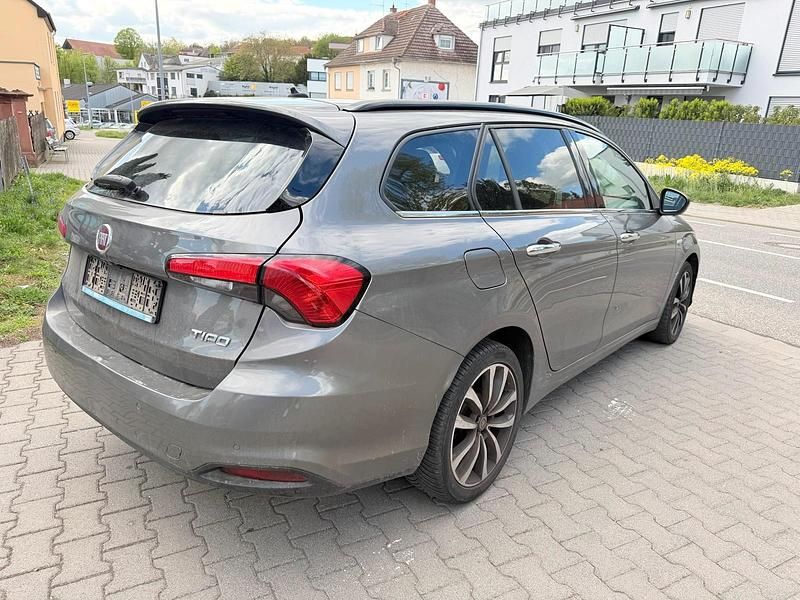 Usado Fiat Tipo 120 CV (88 kW) 2017 Gris Familiar
