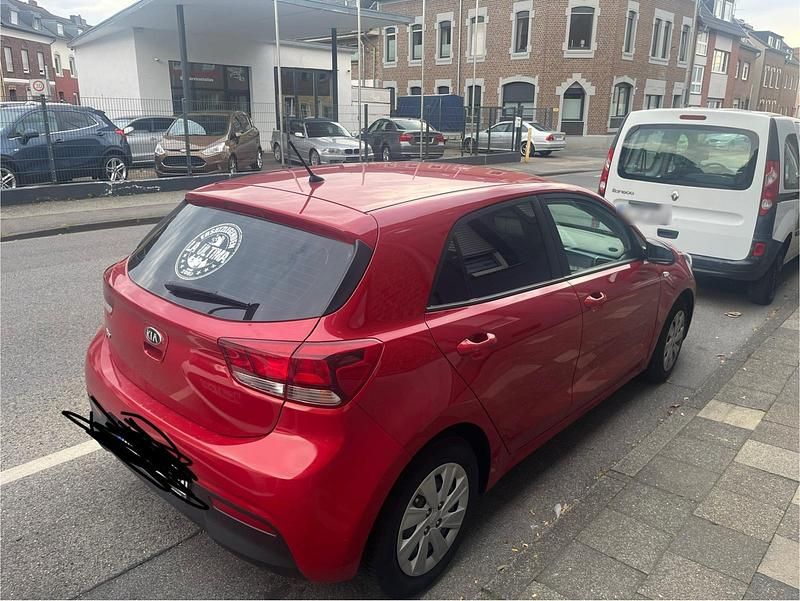 Gebraucht Kia Rio 84 PS (61 kW) 2017 Rot Limousine
