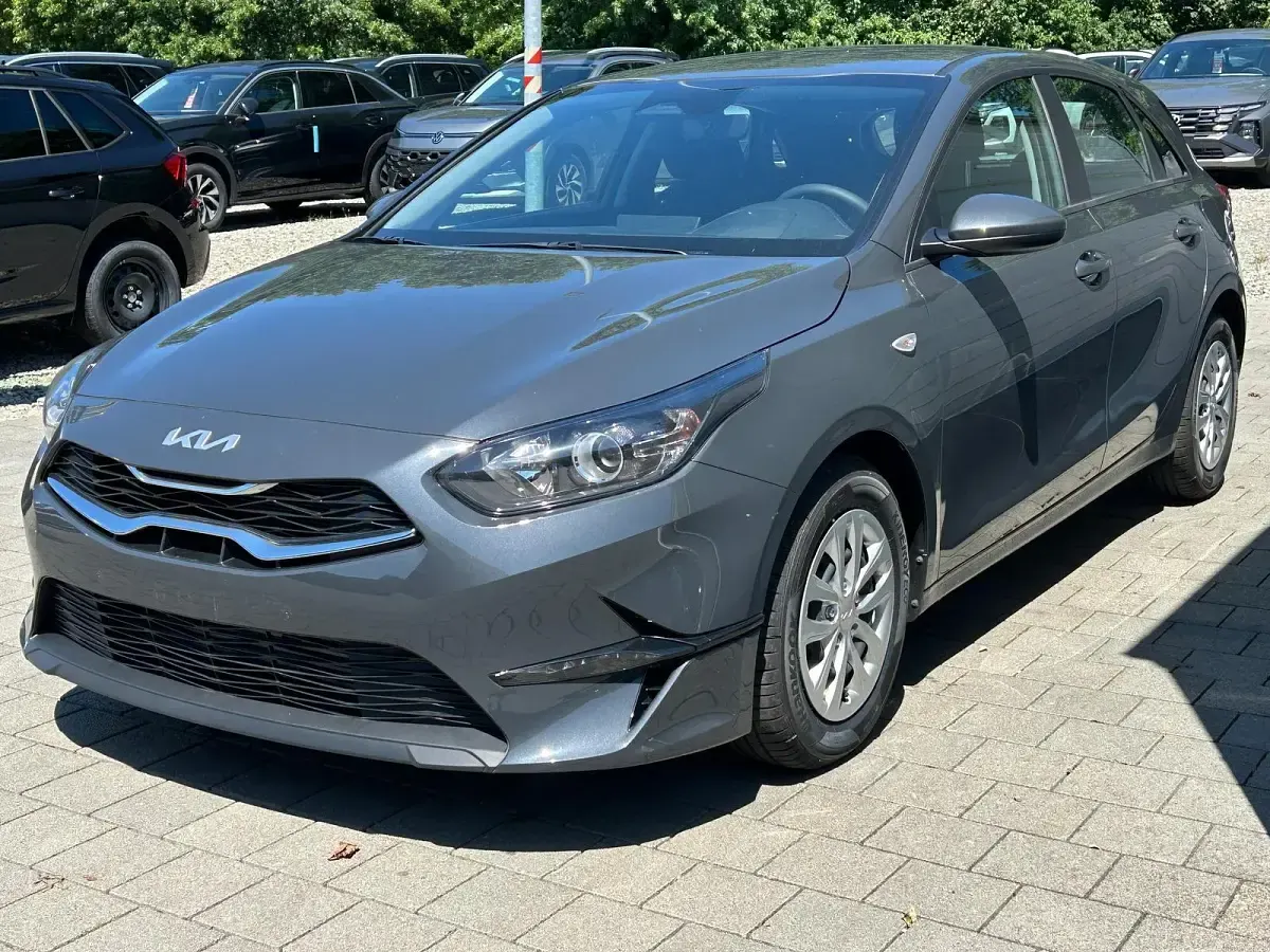 Neu Kia Ceed Silver 140 PS (102 kW) 2025 Pentametal metallic Kleinwagen