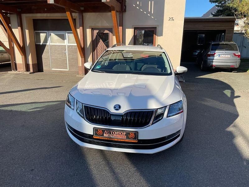 Weiß Gebraucht 2020 Skoda Octavia Style Kombi | 11.300 € (Fairer Preis) - Bild 1/4