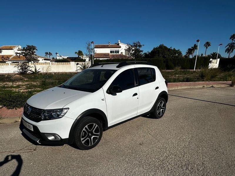 Weiß Gebraucht 2018 Dacia Sandero Stepway Kleinwagen | 7.950 € (Guter Preis) - Bild 1/4