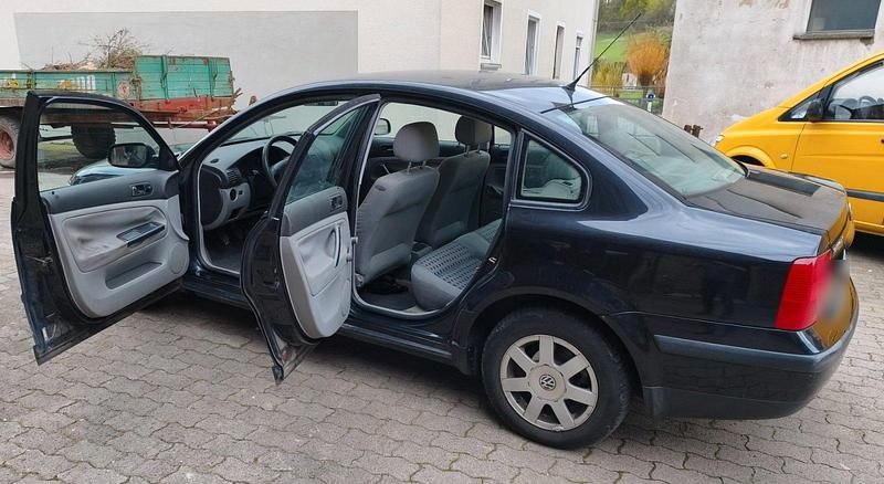 Gebraucht VW Passat 101 PS (74 kW) 2000 Schwarz Limousine