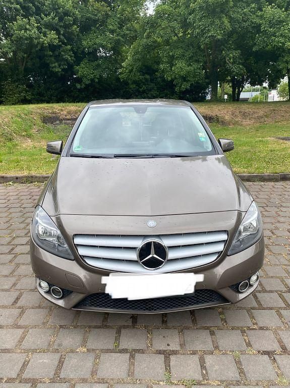 Braun Gebraucht 2012 Mercedes B180 Edition 1 Van / Kleinbus | 10.400 € (Guter Preis) - Bild 1/4