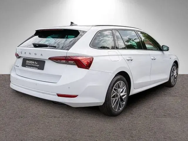 Gebraucht Skoda Octavia Tour 116 PS (85 kW) 2023 Moonweiss metallic Kombi