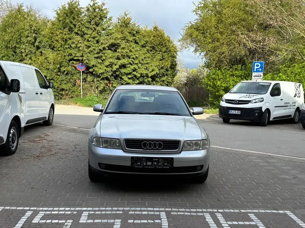 Usado Audi A4 101 HP (74 kW) 2000 Cinzento Sedan