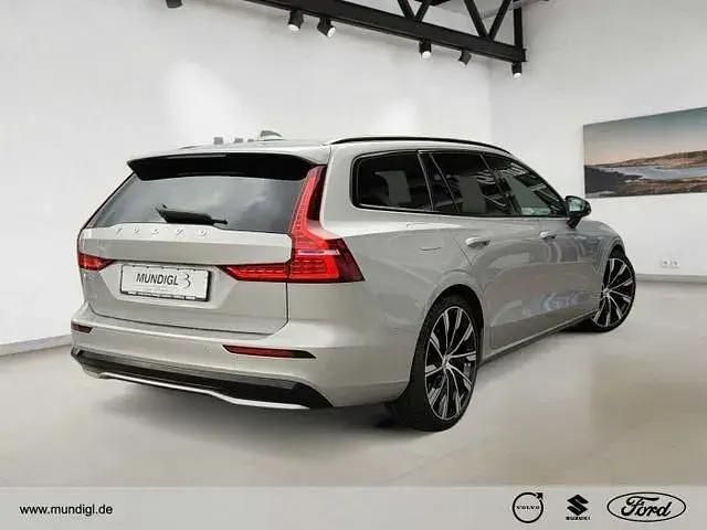 Gebraucht Volvo V60 Plus 197 PS (144 kW) 2022 (350) silver dawn / metallic Kombi