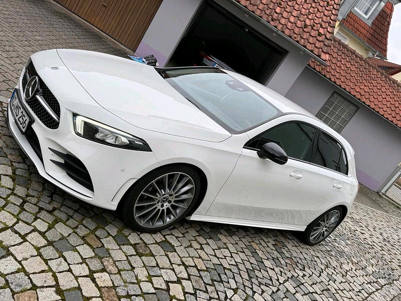 Weiß Gebraucht 2020 Mercedes A200 AMG line Limousine | 24.500 € (Etwas zu teuer) - Bild 1/4