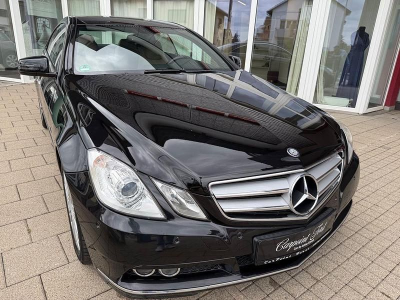 Schwarz Gebraucht 2011 Mercedes E250 Coupé | 14.290 € (Etwas zu teuer) - Bild 1/4