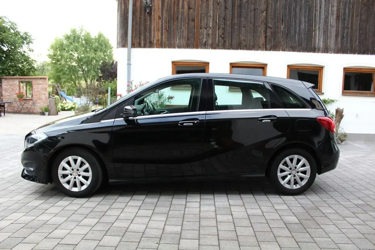 Gebraucht Mercedes B180 Style 122 PS (89 kW) 2017 Schwarz Kleinwagen