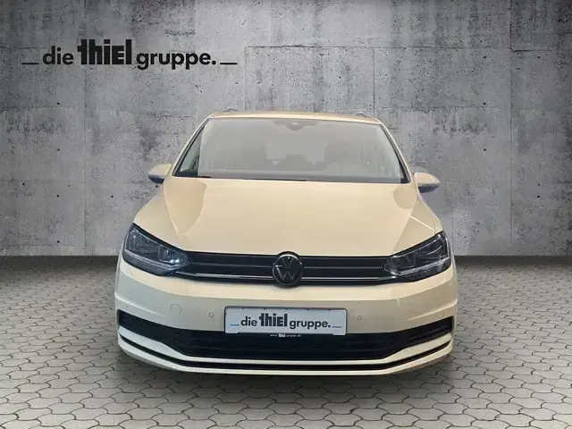 Neu VW Touran Trendline 150 PS (110 kW) 2026 Hellelfenbein Van / Kleinbus
