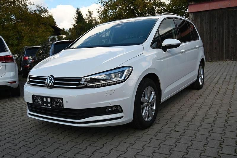 Weiß Gebraucht 2022 VW Touran Highline Van / Kleinbus | 24.999 € (Fairer Preis) - Bild 1/4
