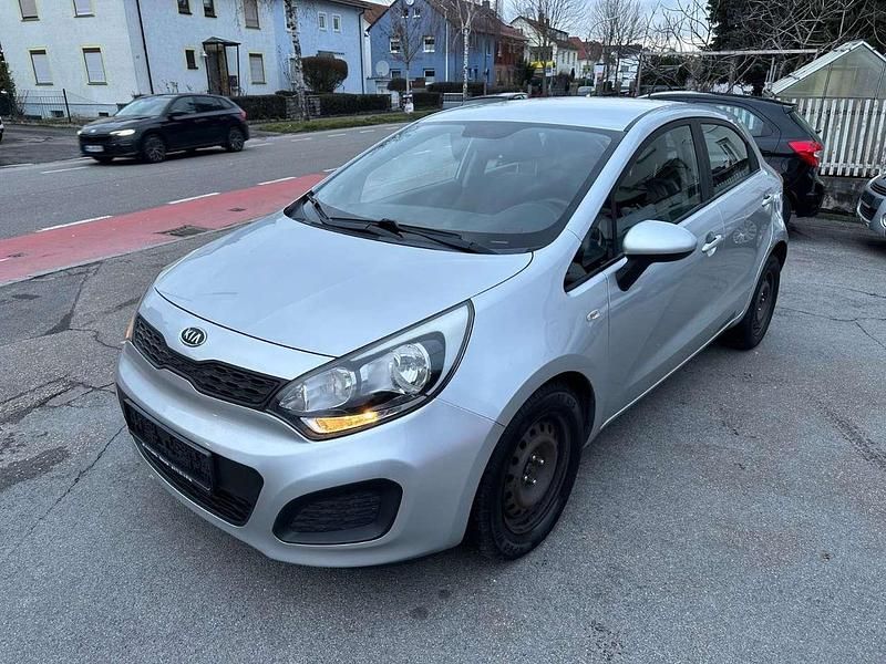 Gebraucht Kia Rio Edition 7 109 PS (80 kW) 2012 Bright silver Kleinwagen