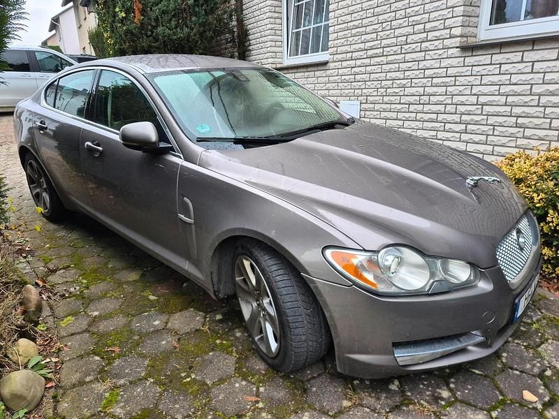 Grau Gebraucht 2009 Jaguar XF Limousine | 9.999 € - Bild 1/4