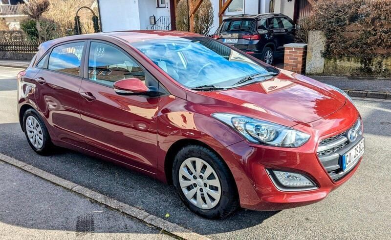 Rot Gebraucht 2015 Hyundai i30 Limousine | 9.500 € (Fairer Preis) - Bild 1/4