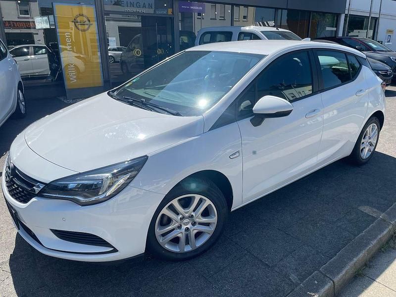 Weiß Gebraucht 2018 Opel Astra Edition Limousine | 10.750 € (Fairer Preis) - Bild 1/4