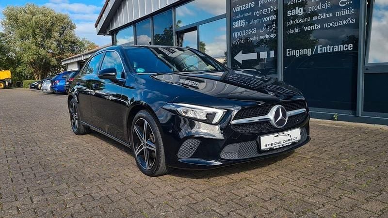 Kosmosschwarz Gebraucht 2020 Mercedes A180 Limousine | 19.990 € (Guter Preis) - Bild 1/4