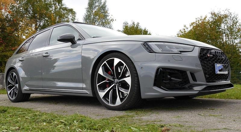 Grau Gebraucht 2019 Audi RS4 Ambiente Kombi | 62.800 € (Teuer) - Bild 1/4