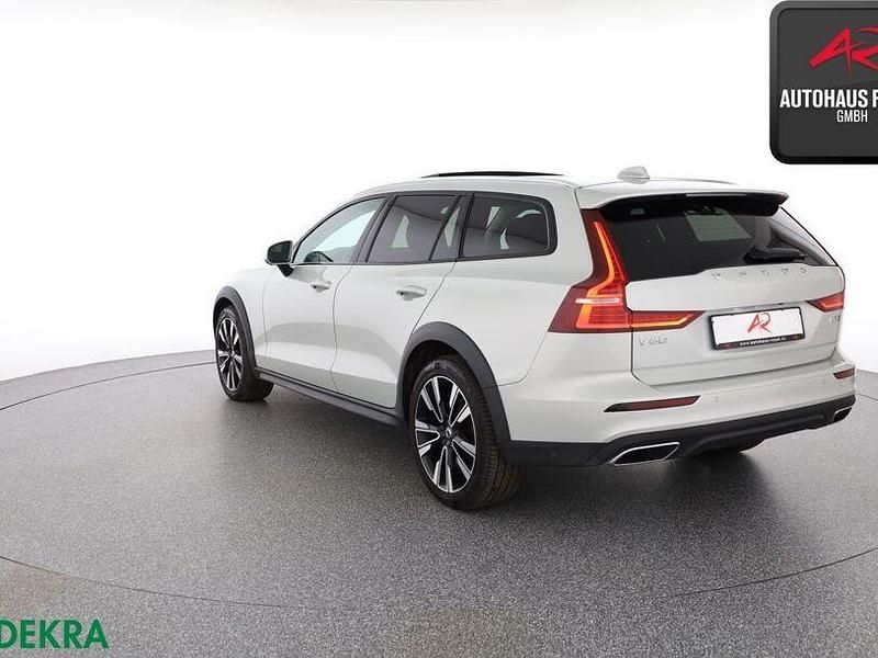 Gebraucht Volvo V60 CC Pro 190 PS (139 kW) 2020 Birch light Kombi
