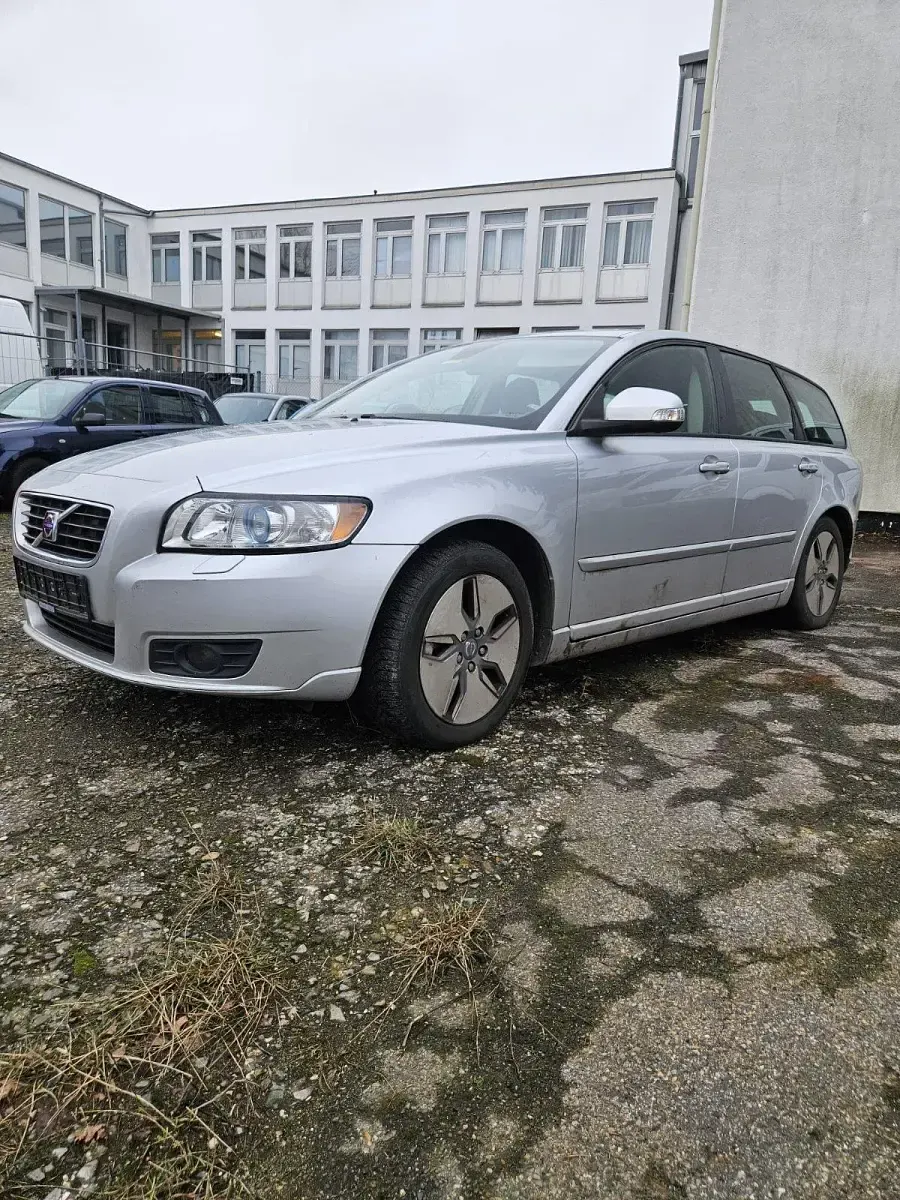 Używany Volvo V50 110 KM (80 kW) 2009 Srebrny Kombi