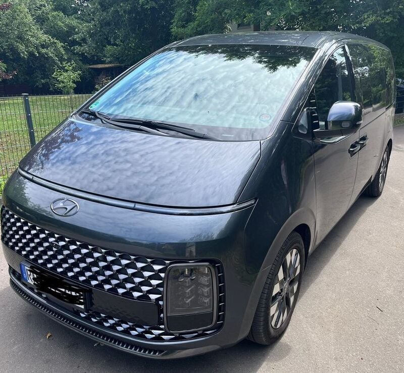 Grau Gebraucht 2022 Hyundai Staria Signature Van | 38.000 € (Superpreis) - Bild 1/4