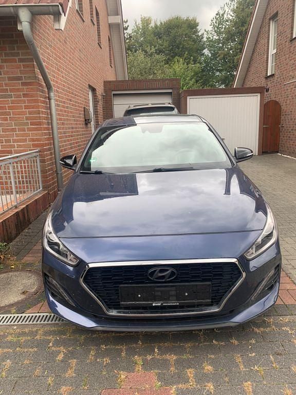 Blau Gebraucht 2018 Hyundai i30 Passion Limousine | 10.900 € (Guter Preis) - Bild 1/4