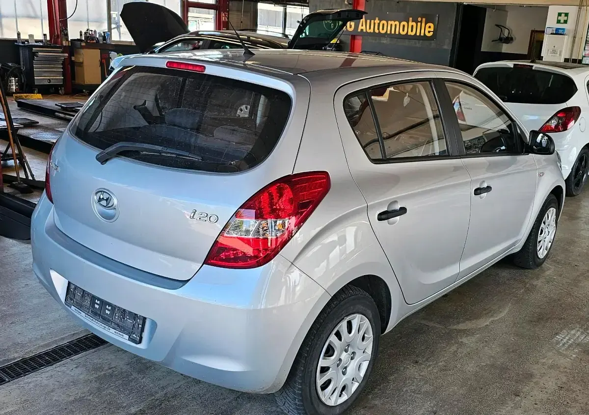Gebraucht Hyundai i20 Classic 77 PS (56 kW) 2011 Sleek silver / met Kleinwagen