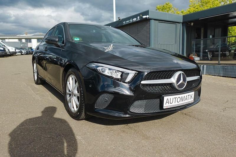 Schwarz Gebraucht 2019 Mercedes A180 Limousine | 21.900 € (Fairer Preis) - Bild 1/4