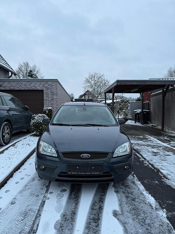 Grau Gebraucht 2006 Ford Focus Kleinwagen | 2.000 € (Fairer Preis) - Bild 1/4