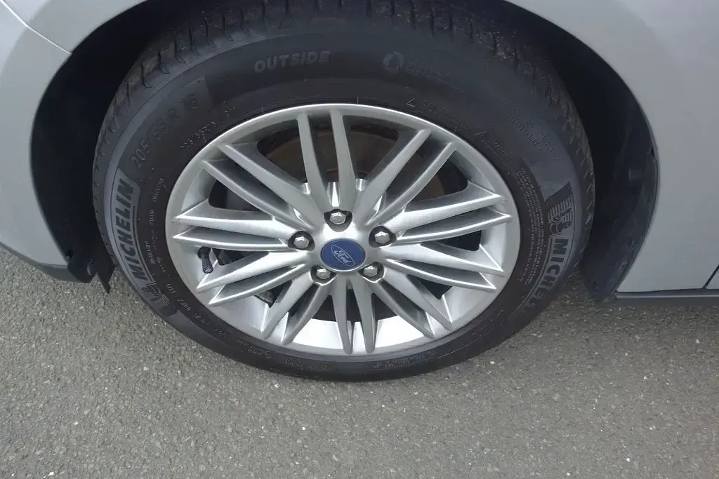 Gebraucht Ford Focus Titanium 120 PS (88 kW) 2015 Silber Limousine
