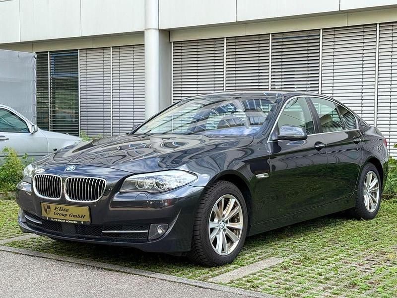 Grau Gebraucht 2011 BMW 520 Sport Line Limousine | 9.900 € (Fairer Preis) - Bild 1/4