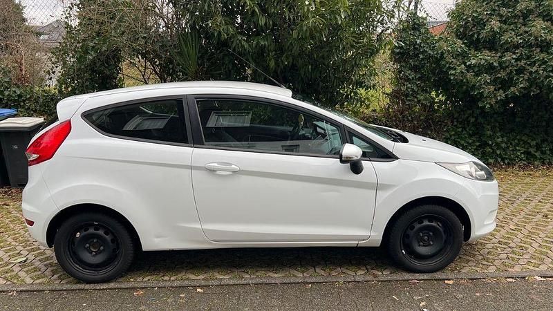 Gebraucht Ford Fiesta 60 PS (44 kW) 2010 Weiß Kleinwagen