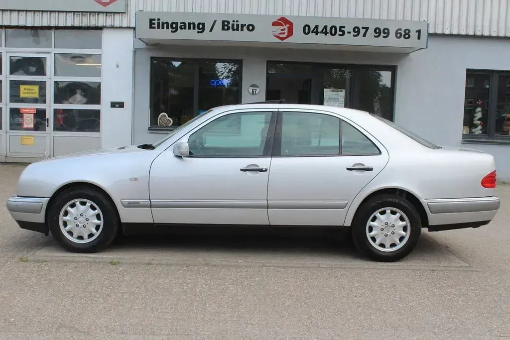 Gebraucht Mercedes E240 Elegance 170 PS (125 kW) 1999 Silber Limousine