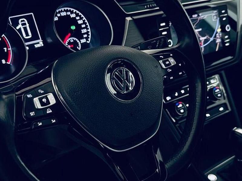 Gebraucht VW Touran Comfortline 150 PS (110 kW) 2018 Rot Van / Kleinbus